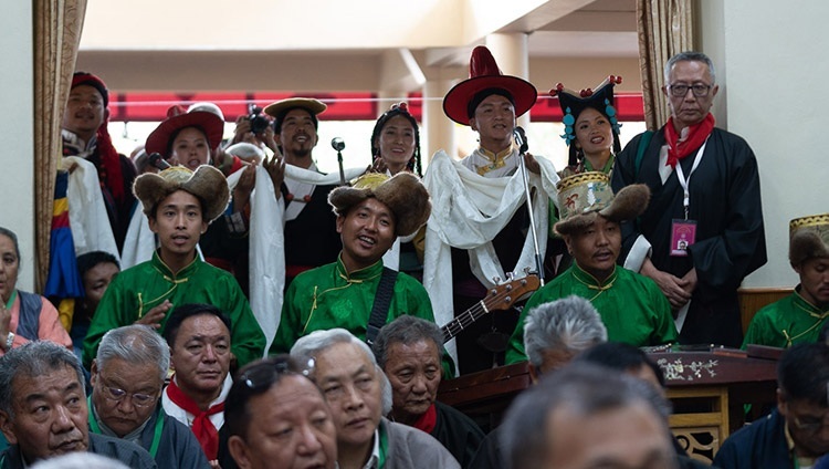 I membri del Tibetan Institute of Performing Arts si esibiscono al termine della cerimonia di offerta di lunga vita per Sua Santità il Dalai Lama presso il Tempio Principale Tibetano a Dharamsala, India, il 5 luglio 2019. Foto di Tenzin Choejor