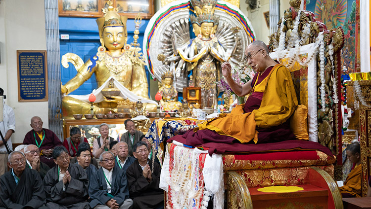 Sua Santità il Dalai Lama al termine della cerimonia di offerta di lunga vita presso il Tempio Principale Tibetano a Dharamsala, HP, India, il 5 luglio 2019. Foto di Tenzin Choejor