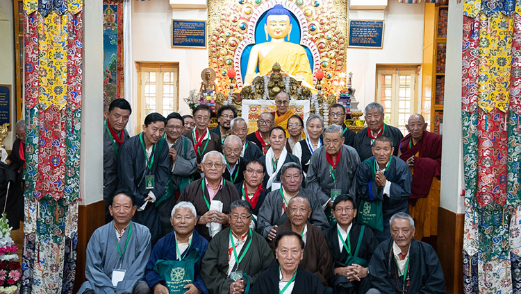Sua Santità il Dalai Lama posa per una foto con gli ex funzionari del CTA al termine della cerimonia di offerta di lunga vita presso il Tempio Principale Tibetano a Dharamsala, India, il 5 luglio 2019. Foto di Tenzin Choejor