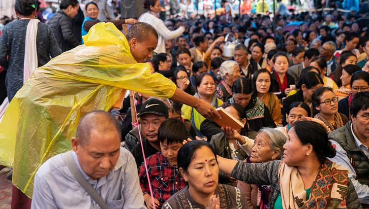 I volontari distribuiscono i testi al pubblico, il secondo giorno degli insegnamenti di Sua Santità il Dalai Lama a Manali, India, il 14 agosto 2019. Foto di Tenzin Choejor