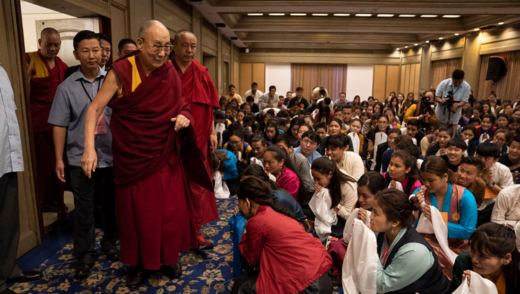 Sua Santità il Dalai Lama al suo arrivo all'incontro con i tibetani che studiano a Mangaluru.  Mangaluru, Karnataka, India, il 30 agosto 2019. Foto di Tenzin Choejor