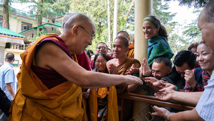 Sua Santità il Dalai Lama saluta la folla mentre cammina verso il Tempio Tibetano Principale per il primo giorno di insegnamenti a Dharamsala, (India), il 4 settembre 2019. Foto di Tenzin Choejor