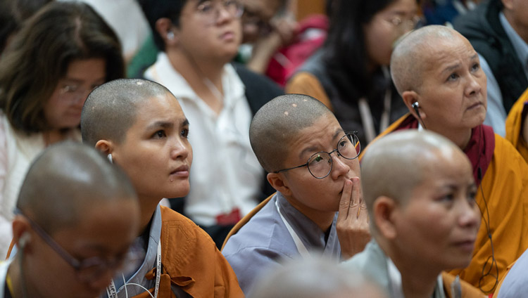 I praticanti, seduti all'interno del Tempio Principale Tibetano, ascoltano Sua Santità il Dalai Lama durante il primo giorno dei insegnamenti a Dharamsala, (India), il 4 settembre 2019. Foto di Tenzin Choejor