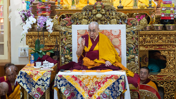 Sua Santità il Dalai Lama durante il primo giorno di insegnamenti presso il Tempio Principale Tibetano a Dharamsala, (India), il 4 settembre 2019. Foto di Tenzin Choejor