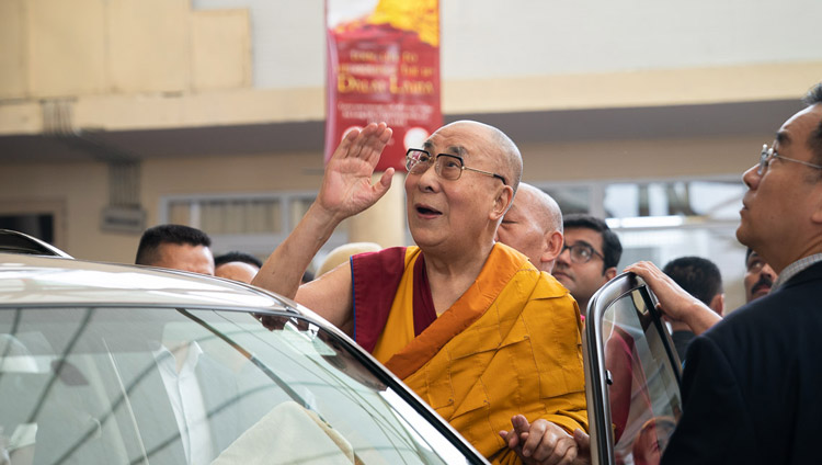 Sua Santità il Dalai Lama saluta la folla mentre si prepara a fare ritorno alla residenza, al termine del primo giorno di insegnamenti presso Tempio Principale Tibetano a Dharamsala (India), il 4 settembre 2019. Foto di Tenzin Choejor