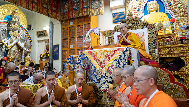 I monaci thailandesi recitanoil 'Mangala Sutta' in Pali all'inizio del secondo giorno di insegnamenti di Sua Santità il Dalai Lama presso il Tempio Tibetano Principale. Dharamsala, India, il 5 settembre 2019. Foto di Tenzin Choejor