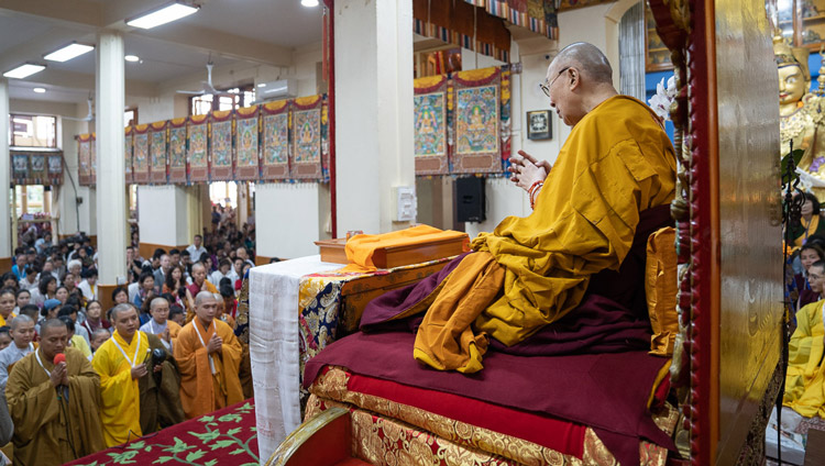 Sua Santità ascolta il "Sutra del cuore" recitato in vietnamita all'inizio del secondo giorno di insegnamenti presso il Tempio Tibetano Principale. Dharamsala, India, il 5 settembre 2019. Foto di Tenzin Choejor