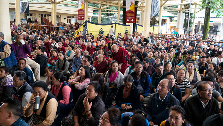 I praticanti seguono Sua Santità il Dalai Lama durante la spiegazione del 'Commentario sulla Mente del Risveglio' di Nagarjuna, il secondo giorno di insegnamenti presso il Tempio Principale Tibetano a Dharamsala, (India), il 5 settembre 2019. Foto di Tenzin Choejor