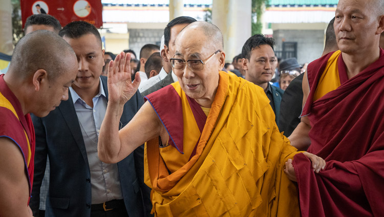 Sua Santità il Dalai Lama saluta la folla mentre si avvia verso il Tempio Principale Tibetano, per il terzo e ultimo giorno di insegnamenti, su richiesta di gruppi di praticanti provenienti dall'Asia. Dharamsala, India, il 6 settembre 2019. Foto di Matteo Passigato