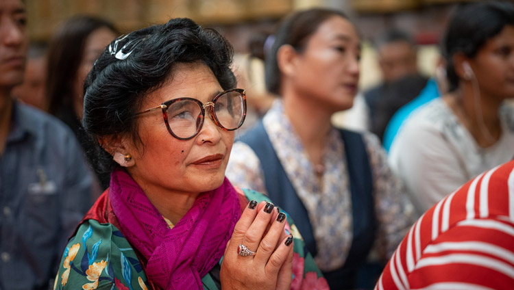 I praticanti ascoltano Sua Santità il Dalai Lama, il terzo giorno di insegnamenti al Tempio Principale Tibetano di Dharamsala, India, il 6 settembre 2019. Foto di Matteo Passigato