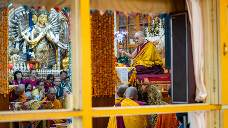 Sua Santità il Dalai Lama durante il terzo giorno dei suoi insegnamenti presso il Tempio Principale Tibetano a Dharamsala, India, il 6 settembre 2019. Foto di Matteo Passigato