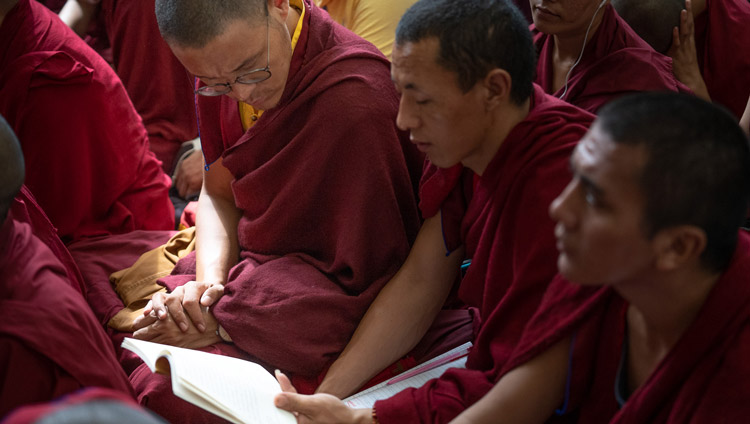 I monaci durante il terzo giorno degli insegnamenti di Sua Santità il Dalai Lama al Tempio Principale Tibetano a Dharamsala, India, il 6 settembre 2019. Foto di Matteo Passigato
