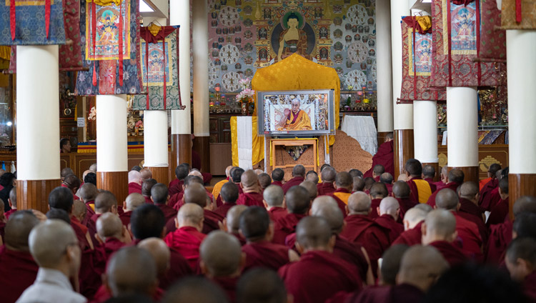 I monaci del tempio di Kalachakra guardano Sua Santità il Dalai Lama su un maxi schermo durante il terzo giorno dei suoi insegnamenti a Dharamsala, India, il 6 settembre 2019. Foto di Matteo Passigato