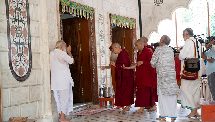 Sua Santità il Dalai Lama ha reso omaggio al Tempio principale di Krishna allo Sri Udasin Karshni Ashram di Mathura, India, il 22 settembre 2019. Foto di Tenzin Choejor