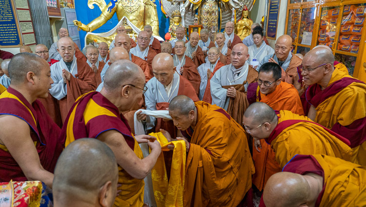 Sua Santità il Dalai Lama saluta i monaci coreani mentre arriva per il primo giorno di insegnamenti al Tempio Principale Tibetano a Dharamsala, India, il 4 novembre 2019. Foto del Venerabile Tenzin Jamphel