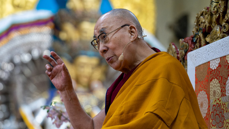 Sua Santità il Dalai Lama il primo giorno di insegnamenti richiesti da un gruppo di praticanti coreani presso il Tempio Principale Tibetano a Dharamsala, India, il 4 novembre 2019. Foto del Venerabile Tenzin Jamphel