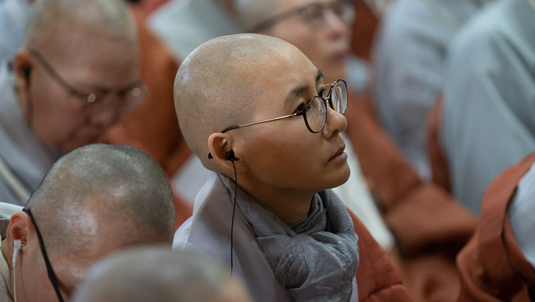 Una monaca coreana ascolta la traduzione degli insegnamenti di Sua Santità il Dalai Lama presso il Tempio Principale Tibetano a Dharamsala,  India, il 4 novembre 2019. Foto del Venerabile Tenzin Jamphel
