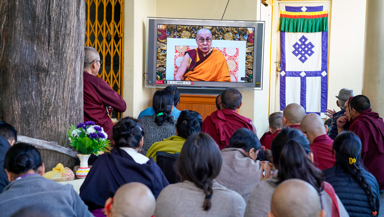 I praticanti seduti nel cortile del Tempio Principale Tibetano guardano Sua Santità il Dalai Lama attraverso i maxi schermi, durante il primo giorno di insegnamenti a Dharamsala, India, il 4 novembre 2019. Foto del Venerabile Tenzin Jamphel