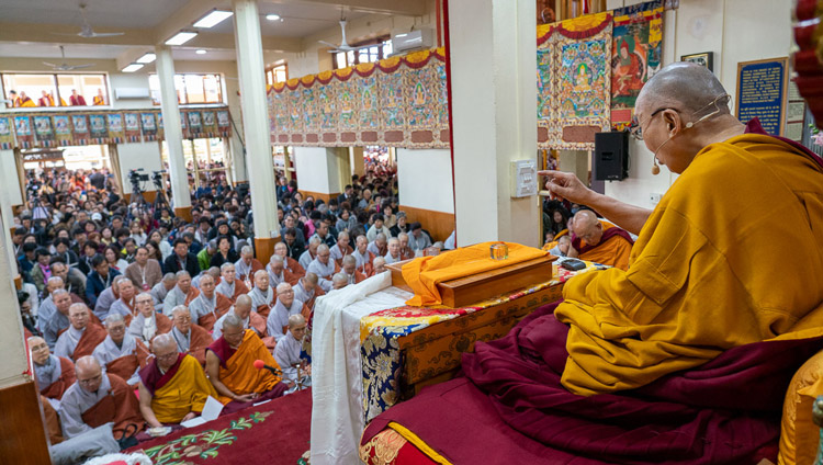 Sua Santità il Dalai Lama durante il primo giorno di insegnamenti richiesti da un gruppo di coreani presso il Tempio Principale Tibetano a Dharamsala, India, il 4 novembre 2019. Foto del Venerabile Tenzin Jamphel