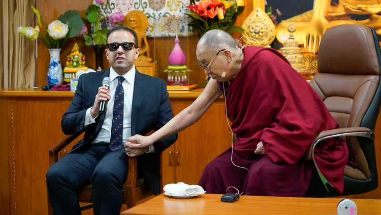 Il vice-governatore dello Stato di Washington, Cyrus Habib, con Sua Santità il Dalai Lama presso la sua residenza a Dharamsala, India, l'11 novembre 2019. Foto del Venerabile Tenzin Jamphel