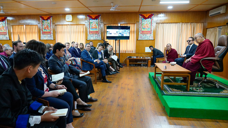 Uno studente dello Stato di Washington pone una domanda a Sua Santità il Dalai Lama durante il loro incontro a Dharamsala, HP, India, l'11 novembre 2019. Foto del Venerabile Tenzin Jamphel