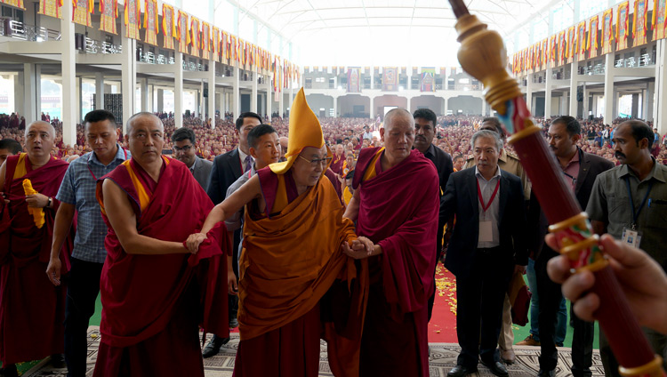 Sua Santità il Dalai Lama inaugura il nuovo cortile per il dibattito del monastero di Drepung Gomang a Mundgod, Karnataka, India, il 14 dicembre 2019. Foto di Lobsang Tsering