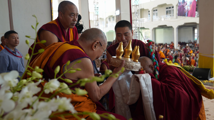 L'abate Lobsang Gyaltsen offre il mandala e la triplice rappresentazione del corpo, della parola e della mente del Buddha in occasione dell'inaugurazione del nuovo cortile per il dibattito del monastero di Drepung Gomang a Mundgod, Karnataka, India, il 14 dicembre 2019. Foto di Lobsang Tsering