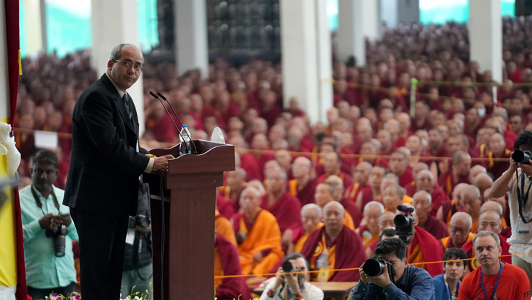 Lobsang Tenzin Negi, durante una breve cerimonia per celebrare la prima fase di implementazione della Emory Tibet Science Initiative (ETSI) presso il nuovo cortile del dibattito del monastero di Drepung Gomang a Mundgod, Karnataka, India, il 14 dicembre 2019. Foto di Lobsang Tsering