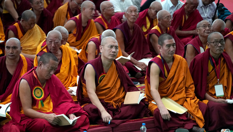 I presenti seguono l'insegnamento di Sua Santità il Dalai Lama nel nuovo cortile del monastero di Drepung Gomang a Mundgod, Karnataka, India, il 14 dicembre 2019. Foto di Lobsang Tsering