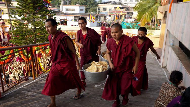 I monaci più giovani portano le offerte da distribuire alle oltre cimquemila persone presenti all'Offerta di Lunga Vita per Sua Santità il Dalai Lama nel monastero di Gaden Jangtse a Mundgod, Karnataka, India, il 22 dicembre 2019. Foto di Lobsang Tsering