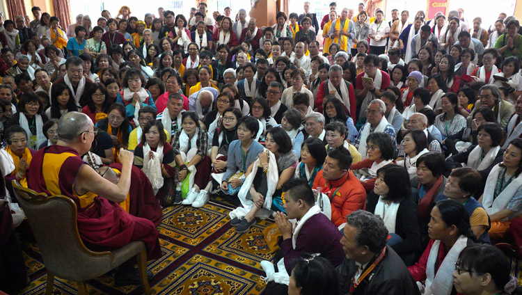 Sua Santità il Dalai Lama ha parlato con amici e sostenitori del monastero di Ganden Jangtse prima di partecipare alla sessione di dibattito prevista nella sala dell'assemblea del monastero, a Mundgod, Karnataka, India, il 23 dicembre 2019. Foto di Lobsang Tsering