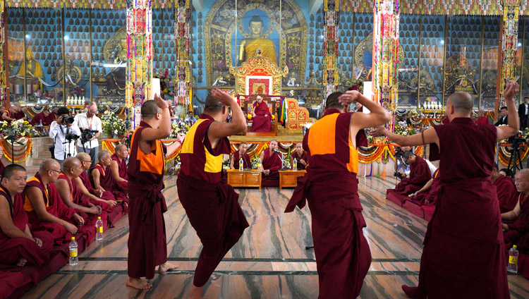 Alcuni monaci dibattono di soggetti di filosofia buddhista davanti a Sua Santità il Dalai Lama nella sala dell'assemblea del Ganden Jangtse a Mundgod, Karnataka, India, il 23 dicembre 2019. Foto di Lobsang Tsering