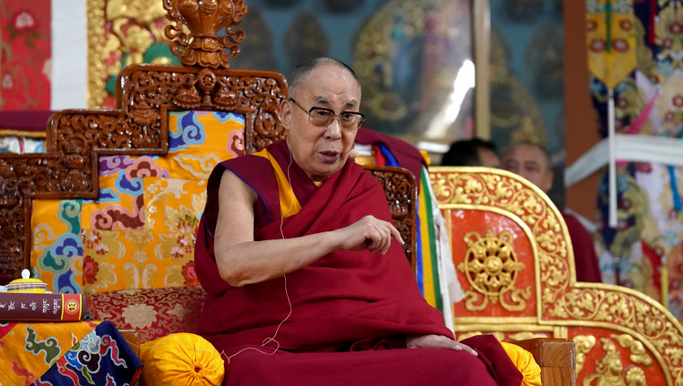 Sua Santità il Dalai Lama interviene durante la sessione di dibattito nella sala dell'assemblea del Ganden Jangtse a Mundgod, Karnataka, India, il 23 dicembre 2019. Foto di Lobsang Tsering