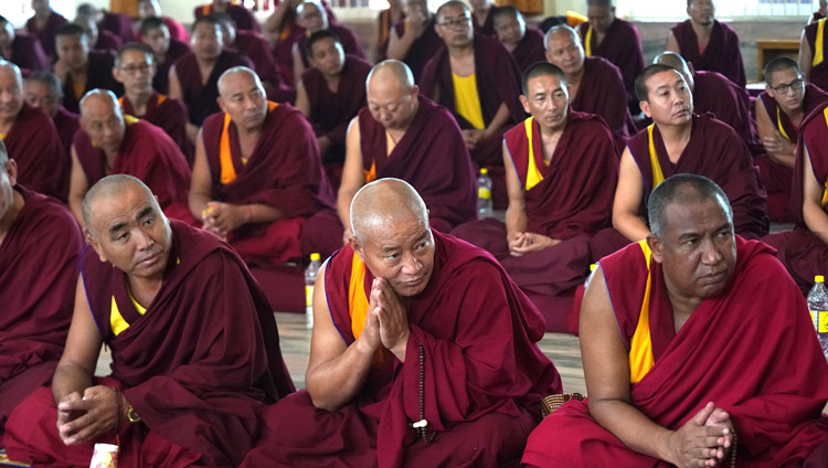 Alcuni degli oltre duemila monaci ascoltano Sua Santità il Dalai Lama nella sala dell'assemblea del  Ganden Jangtse a Mundgod, Karnataka, India, il 23 dicembre 2019. Foto di Lobsang Tsering
