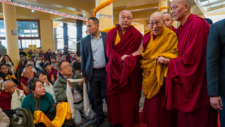 Sua Santità il Dalai Lama arriva al Tempio Tibetano Principale per partecipare alle preghiere di lunga vita offertegli dagli ex prigionieri politici tibetani e dalla Lhasa Boys' Association a Dharamsala, HP, India, il 23 febbraio 2026. Foto di Tenzin Choejor
