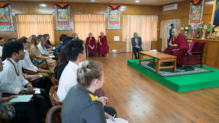 Sua Santità il Dalai Lama parla a un gruppo di studenti provenienti da Mumbai e dall’Università della California di San Diego presso la sua residenza di Dharamsala (India), 6 settembre 2017. (Foto di Tenzin Choejor/OHHDL)