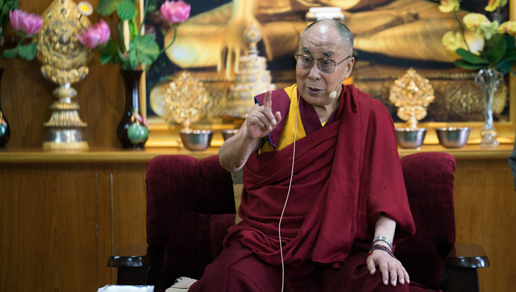 Sua Santità il Dalai Lama parla agli studenti presso la sua residenza di Dharamsala (India), 6 settembre 2017. Foto di  Tenzin Choejor/OHHDL)
