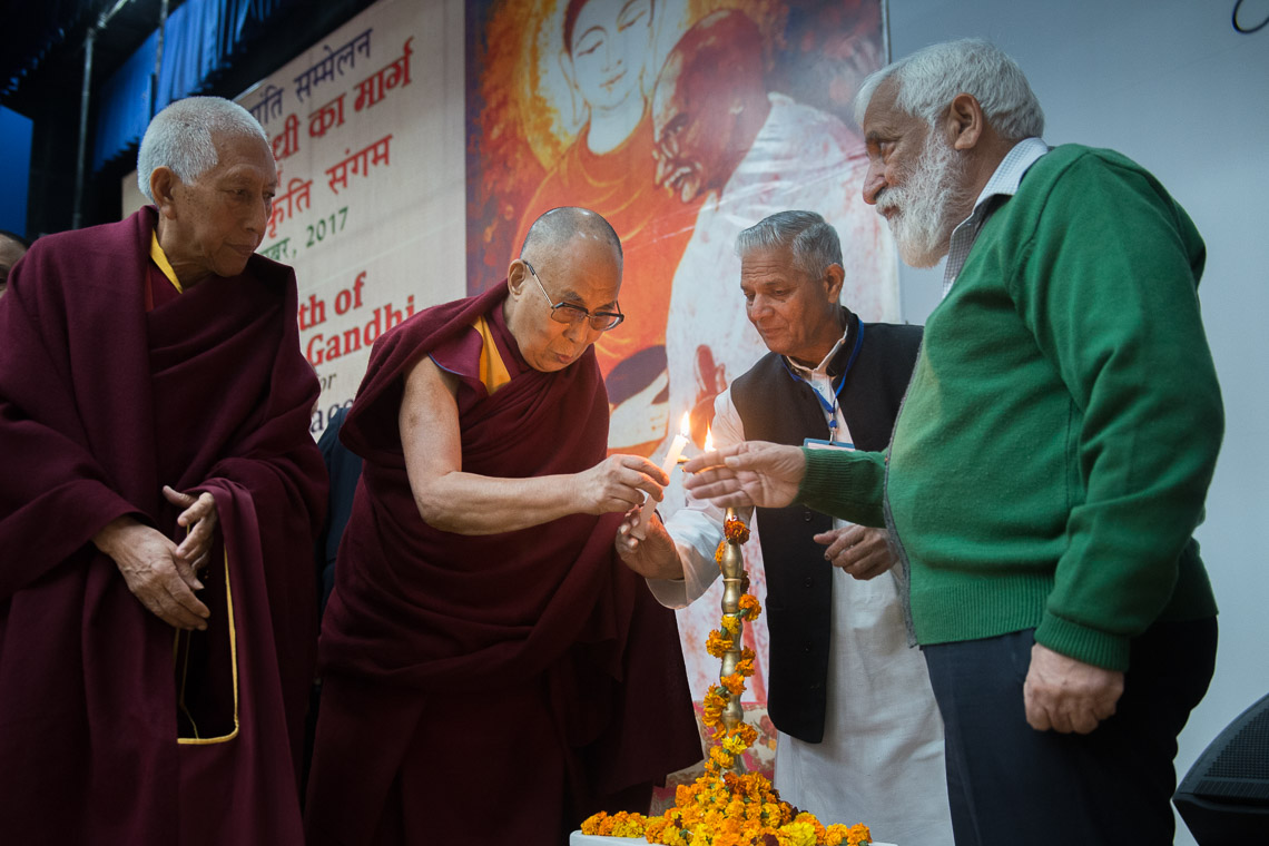 Sua Santità il Dalai lama accende la lampada votiva all’apertura della Conferenza sulla pace globale. Dharamsala, 2 dicembre 2017. Foto di Lobsang Tsering