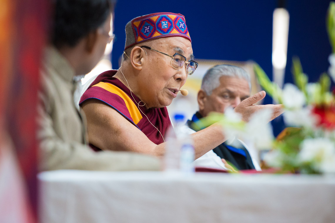 Sua Santità il Dalai Lama parla alla Convention for Global Peace presso il Government College di Dharamsala, il 2 dicembre 2017. Foto di Lobsang Tsering