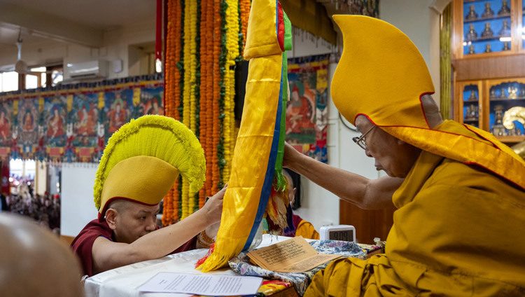 Preghiere per la lunga vita di Sua Santità il Dalai Lama offerte dagli ex prigionieri politici tibetani e dall'Associazione dei Ragazzi di Lhasa