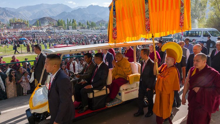 Preghiere offerte nel Ladakh per le vittime delle devastanti alluvioni in Nepal e Tibet, nonché per la lunga vita di Sua Santità il Dalai Lama.