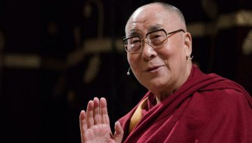 Consapevoli, disinteressati e compassionevoli: ecco come dovrebbero essere i leader secondo il Dalai Lama
