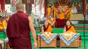 Assistendo alla presentazione di un dibattito al Monastero di Tashi Lhunpo