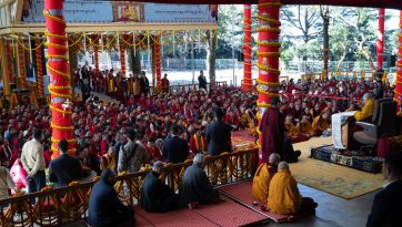 Preghiere per la lunga vita di Sua Santità il Dalai Lama da parte della popolazione di Mön-Tawang, Arunachal Pradesh