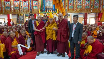Preghiere per la lunga vita di Sua Santità il Dalai Lama al Monastero di Drepung
