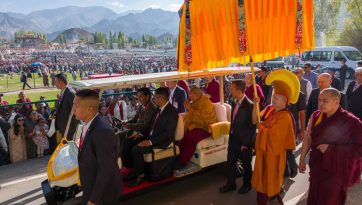 Preghiere offerte nel Ladakh per le vittime delle devastanti alluvioni in Nepal e Tibet, nonché per la lunga vita di Sua Santità il Dalai Lama.