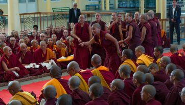 Sua Santità il Dalai Lama incontra le monache che hanno partecipato al dibattito invernale.