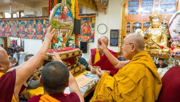 Preghiere per la lunga vita di Sua Santità il Dalai Lama offerte da tre gruppi di tibetani
