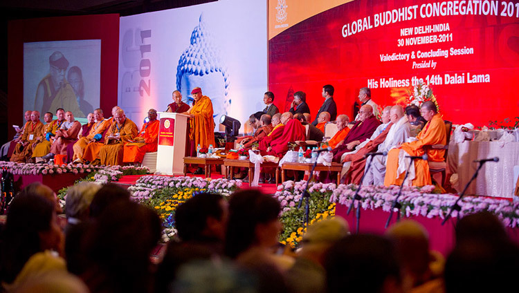 Sua Santità il Dalai Lama durante la sessione conclusiva alla Congregazione Globale Buddhista 2011. Nuova Delhi (India) 30 novembre 2011 (Foto di Tenzin Choejor/OHHDL)
