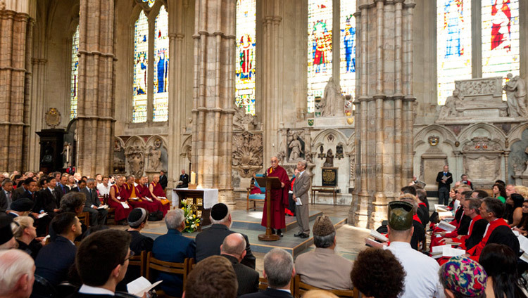 Sua Santità il Dalai Lama si rivolge a un'assemblea di diverse congregazioni religiose durante un incontro nell'abbazia di Westminster, a Londra (Regno Unito), il 20 giugno 2012 (Foto di Ian Cumming